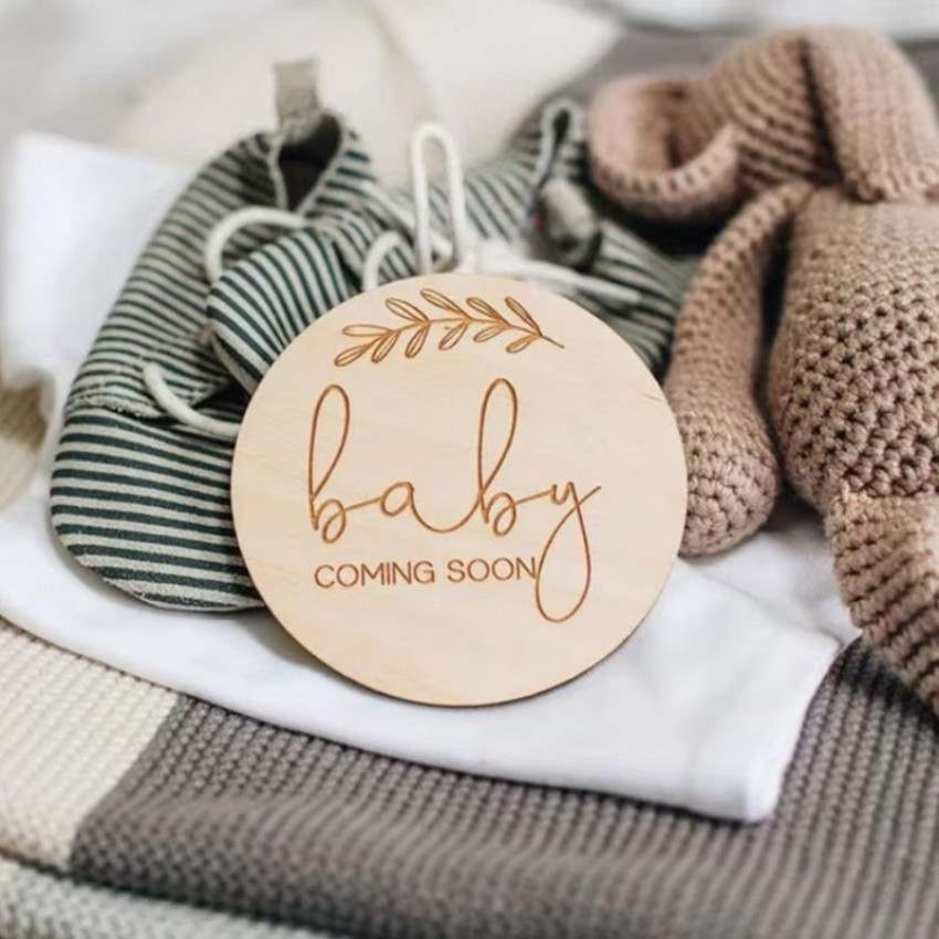 Дървена табелка „ Baby coming soon”